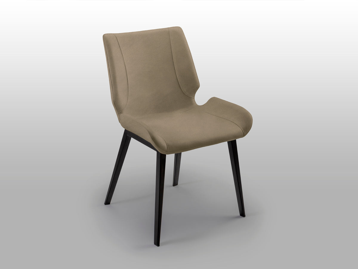 Silla Kiara Negra y Beige con Tapizado Textil Schuller en ambiente decorado | Schuller
