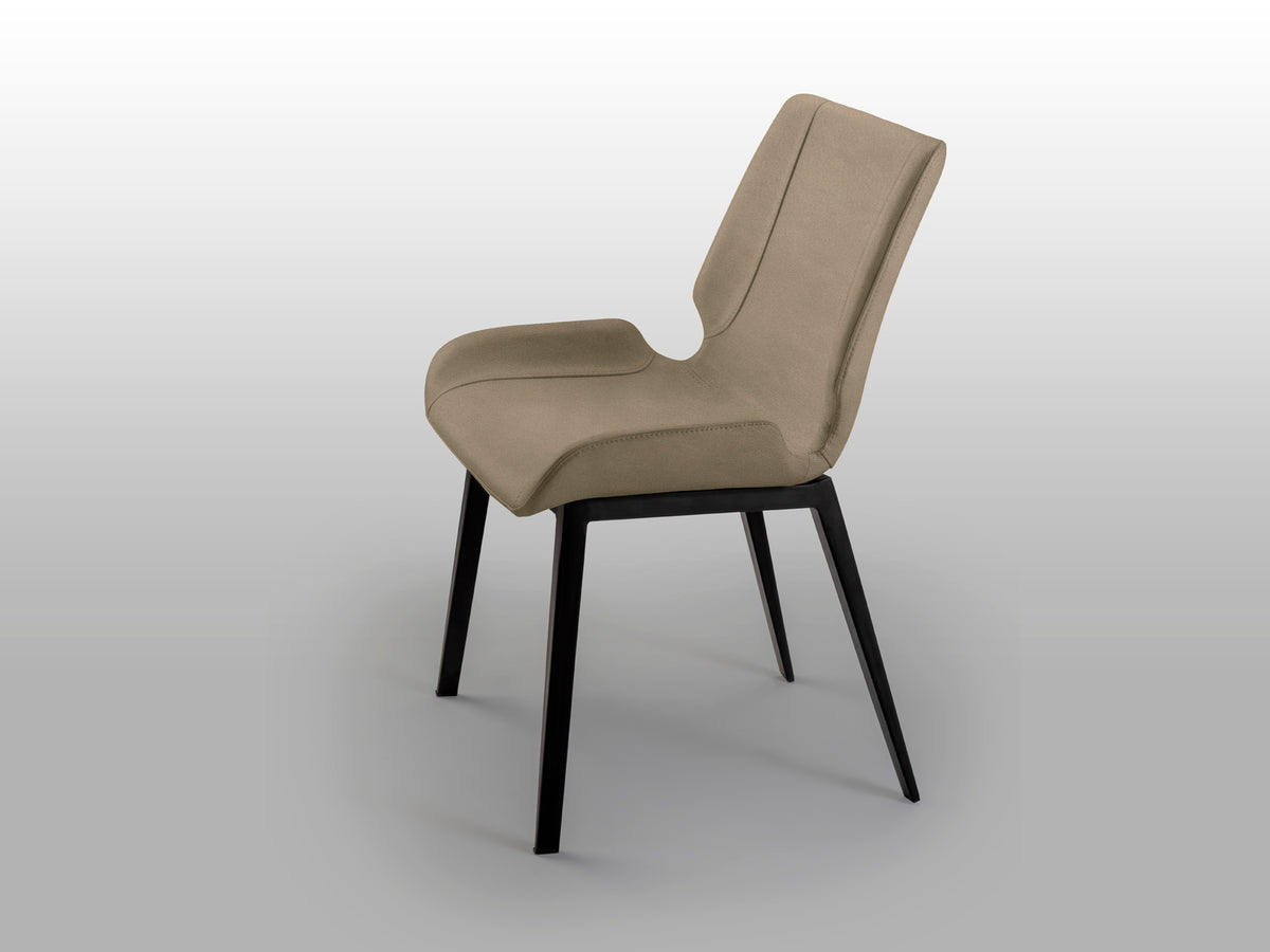 Silla Kiara Negra y Beige con Tapizado Textil Schuller en ambiente decorado | Schuller