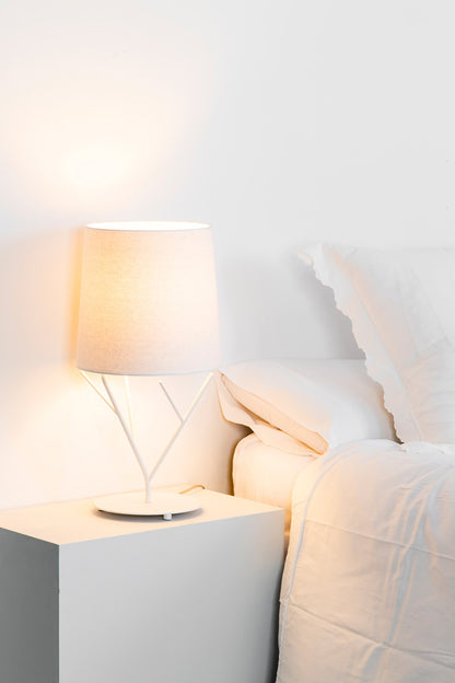 Lámpara TREE fabricada en acero color blanco con pantalla de tejido, ideal para iluminar tu hogar