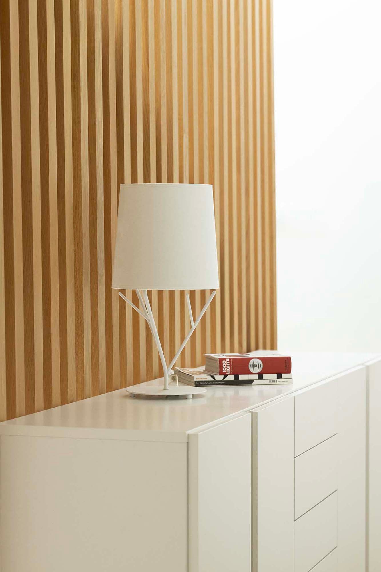 Lámpara TREE fabricada en acero color blanco con pantalla textil blanca