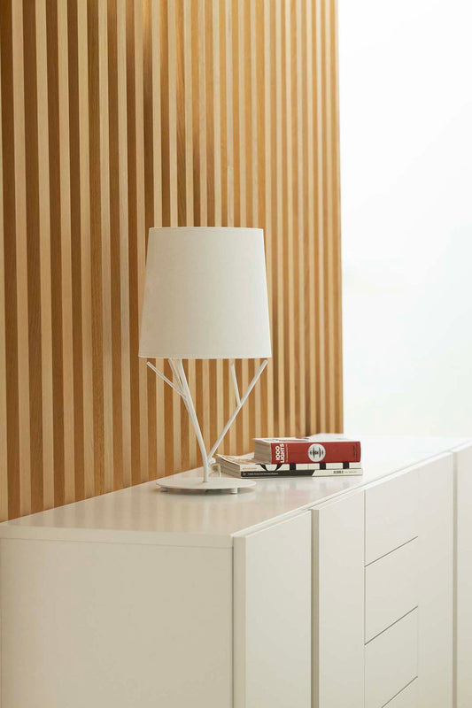 Lámpara TREE fabricada en acero color blanco con pantalla textil blanca