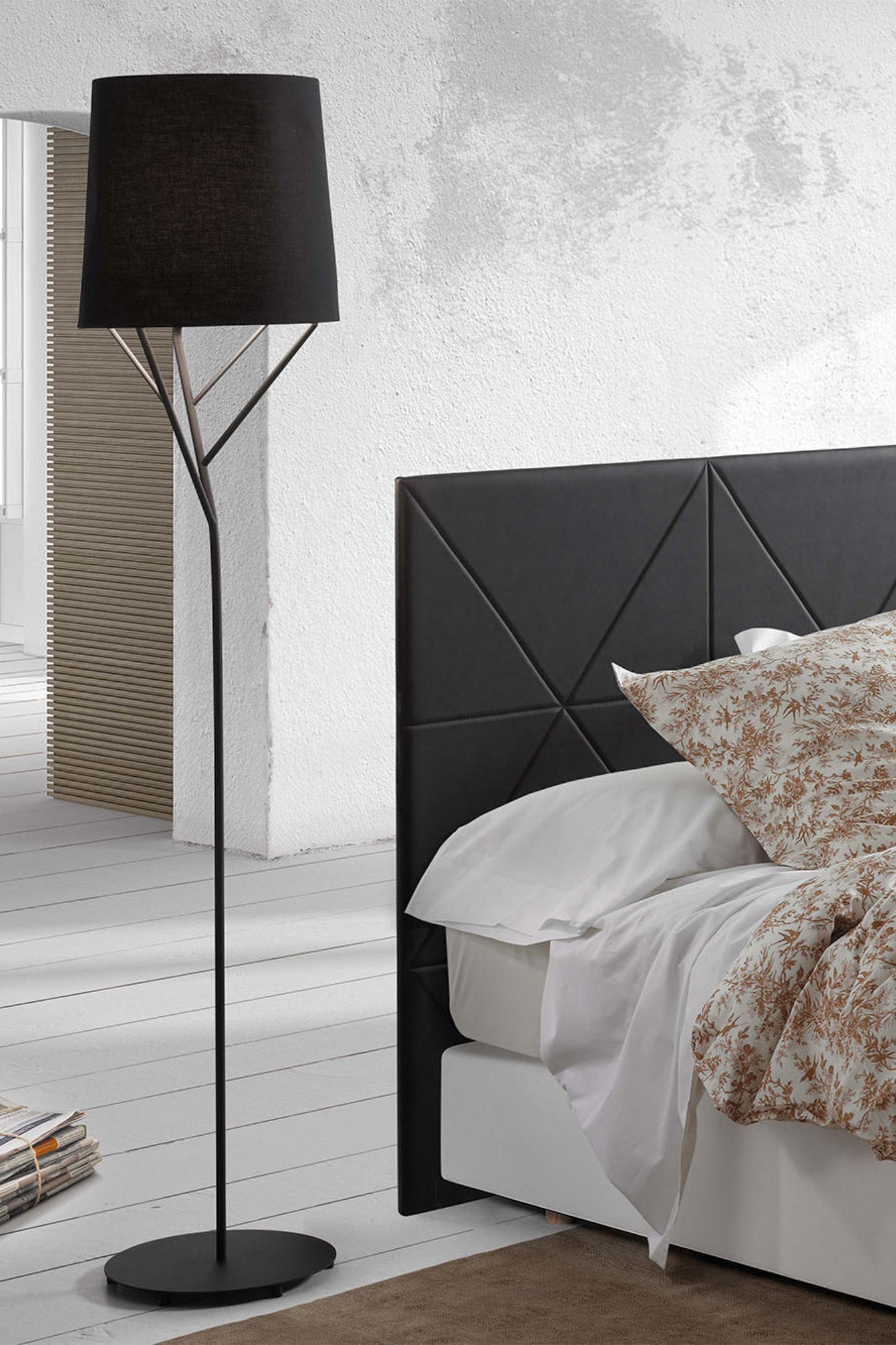 Lámpara de pie TREE fabricada en acero color negro con pantalla textil