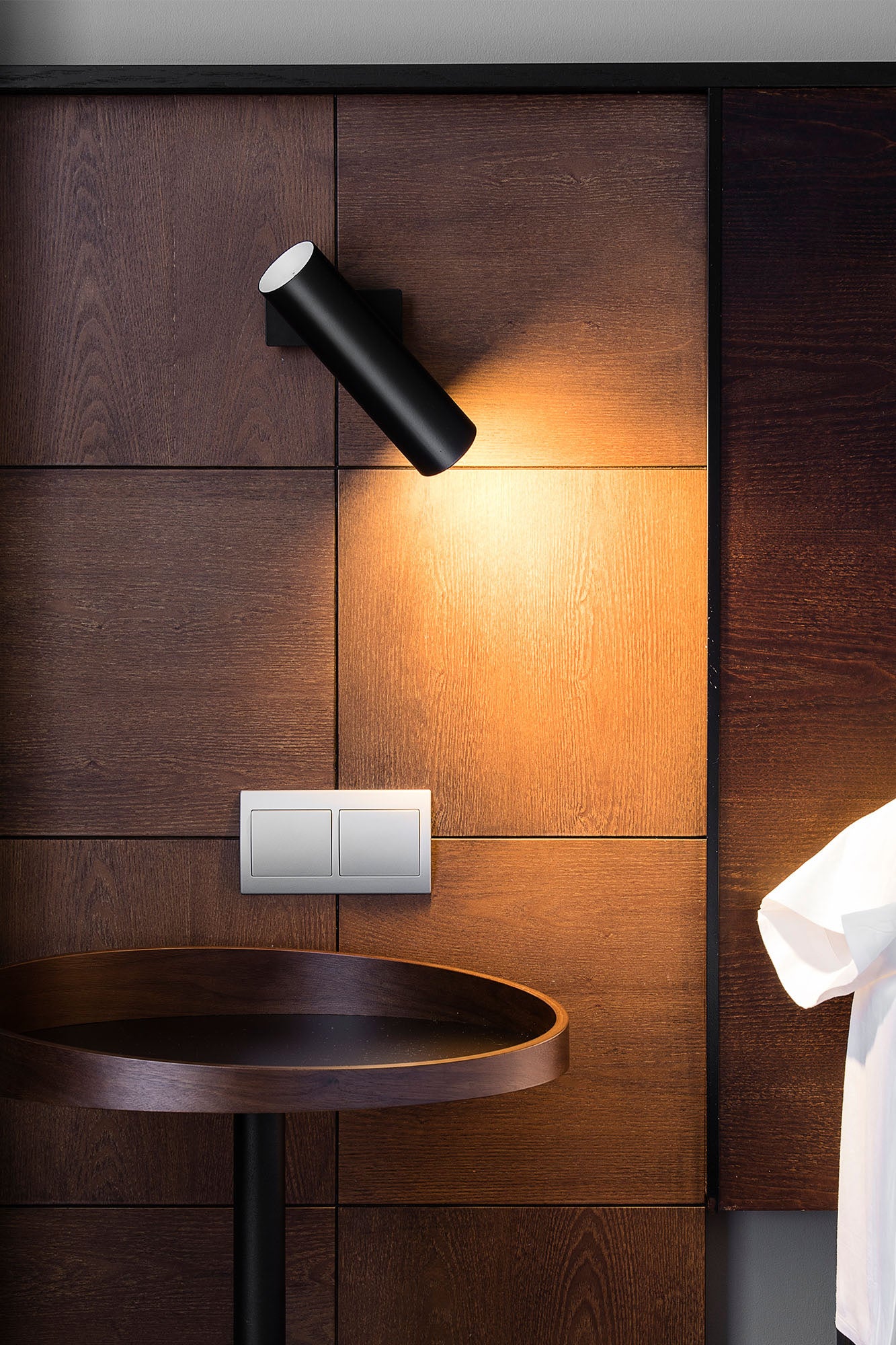Aplique LINK fabricado en acero color negro, ideal para iluminar interiores