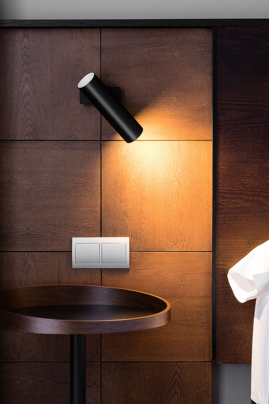 Aplique LINK fabricado en acero color negro, ideal para iluminar interiores