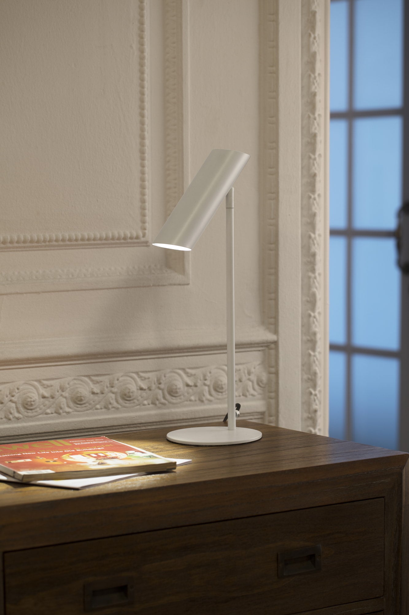 Lámpara LINK fabricada en acero color blanco mate, ideal para iluminar tu espacio de trabajo