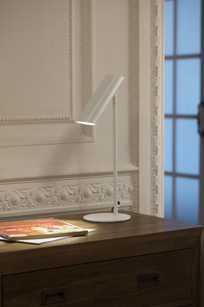 Lámpara LINK fabricada en acero color blanco mate, ideal para iluminar tu espacio de trabajo