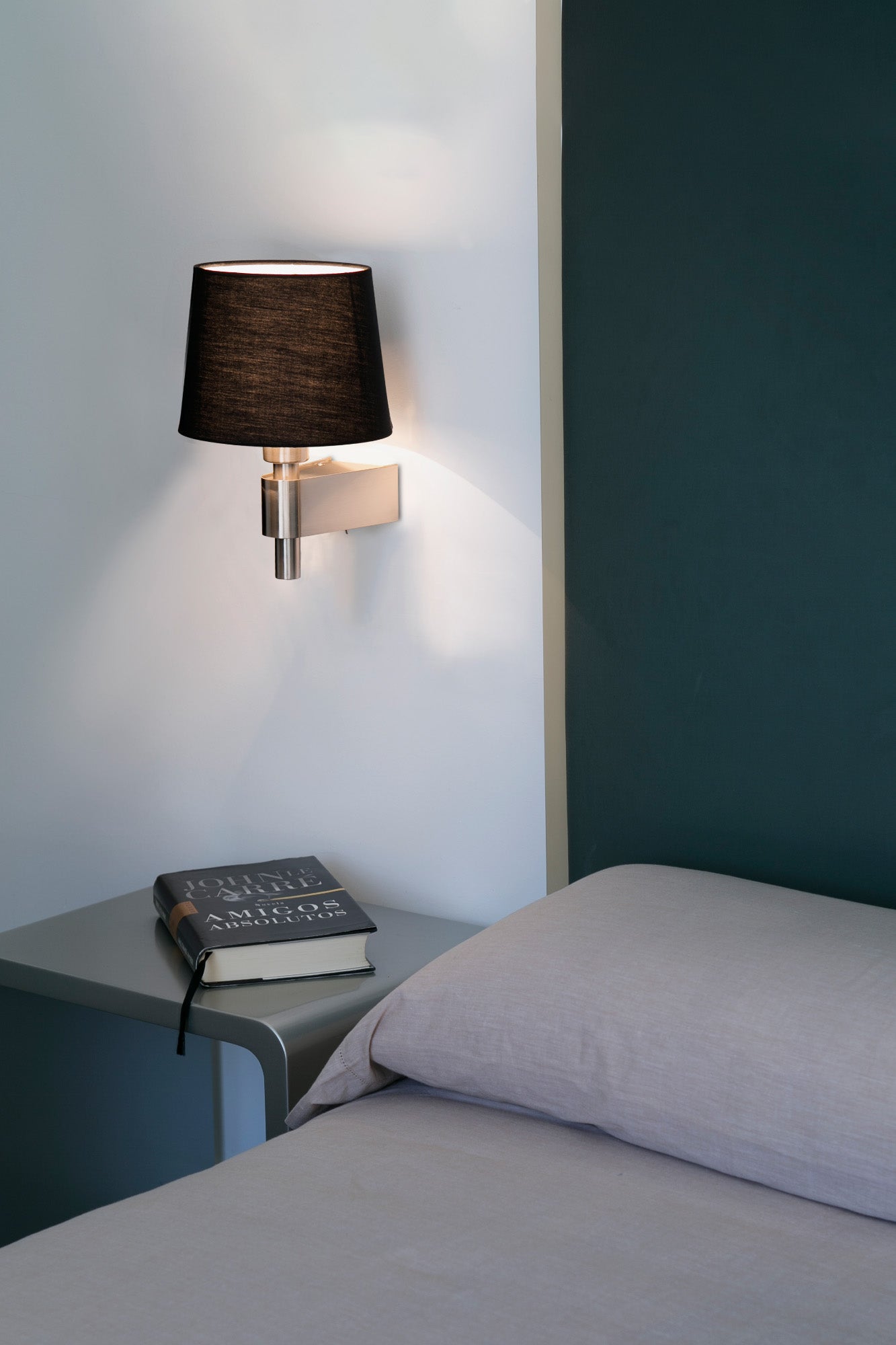 Aplique ROOM fabricado en acero con pantalla textil negra, ideal para iluminar con estilo.