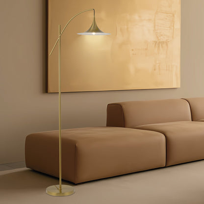 Pie salón Conte latón instalado en salón moderno - Ambiente acogedor