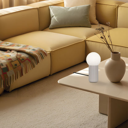 Lámpara de sobremesa Mint Tierra instalada en salón moderno - Ambiente decorado