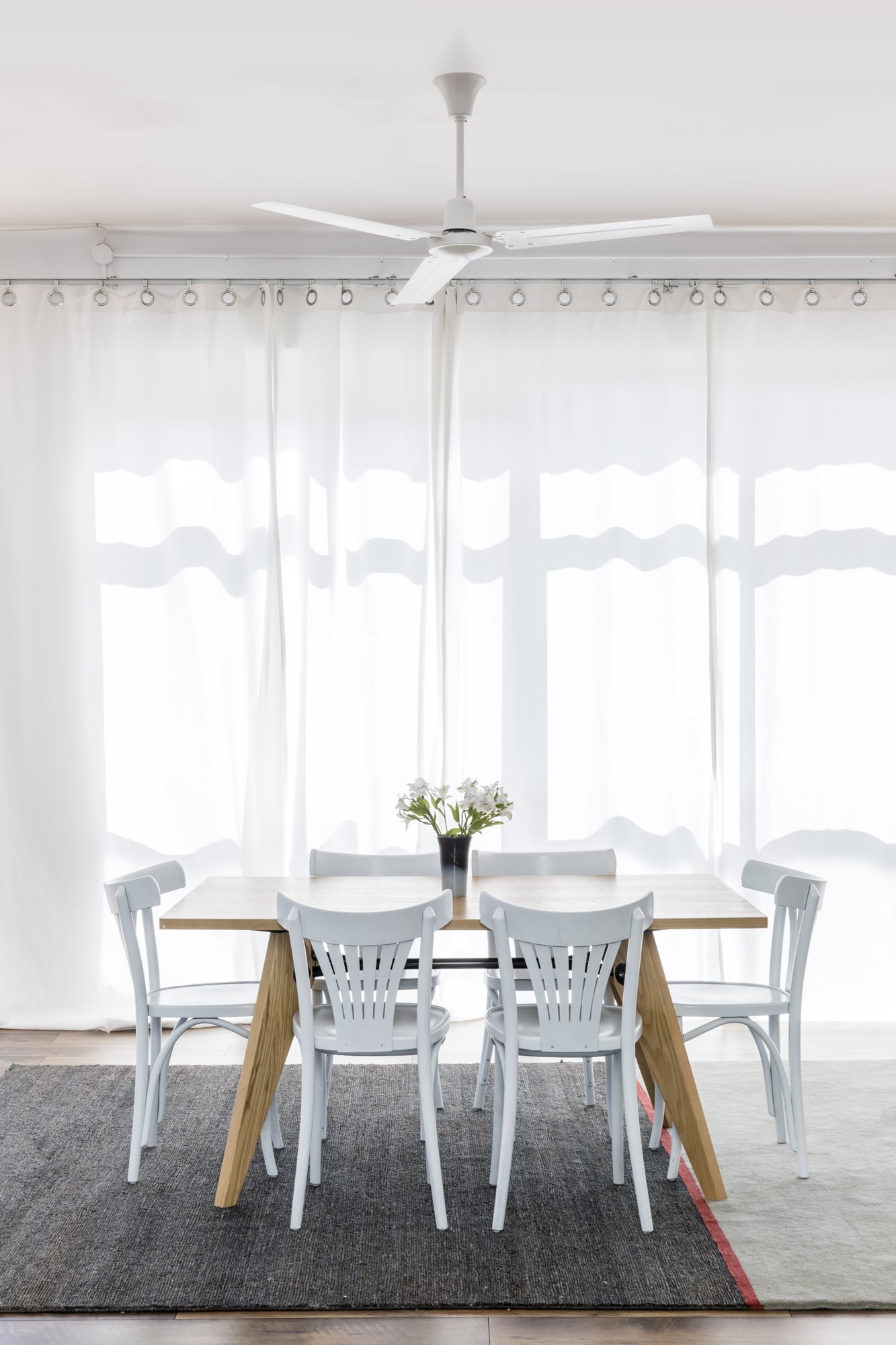 Ventilador INDUS L fabricado en Acero color Blanco, ideal para ventilación moderna