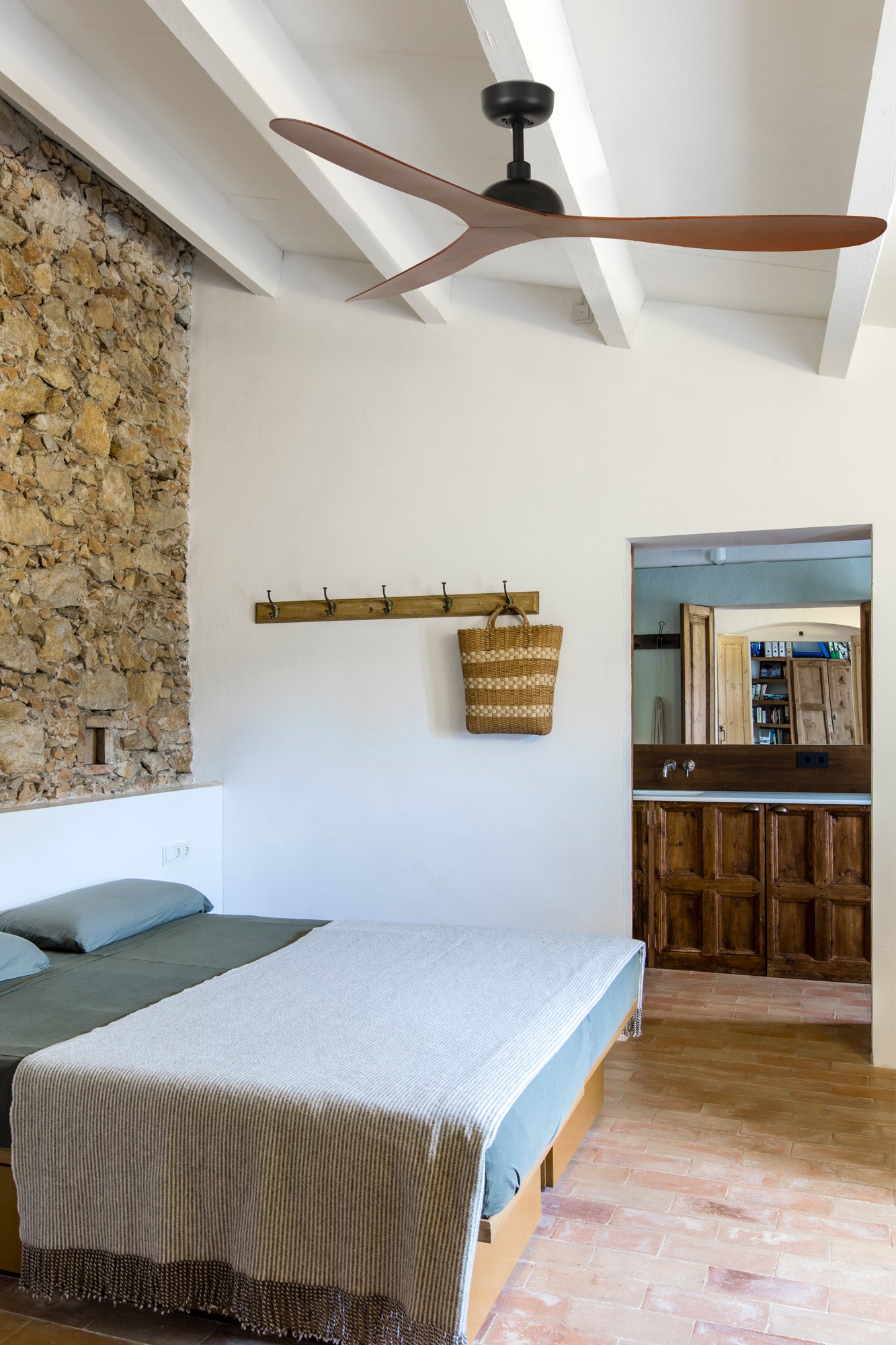 Ventilador GOTLAND L fabricado en Acero color Nogal, ideal para un ambiente moderno