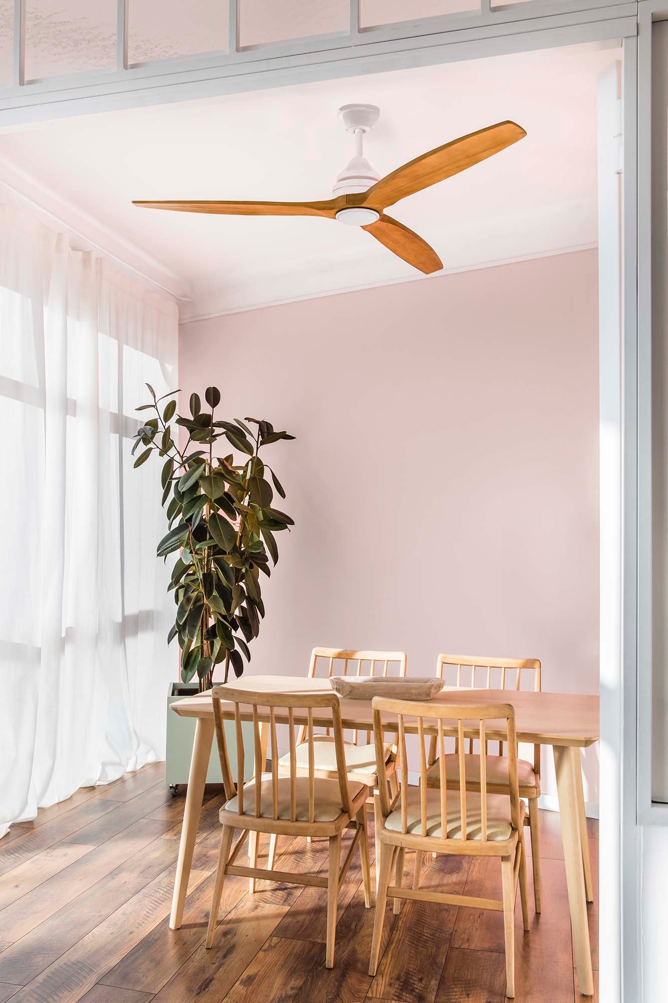 Ventilador ALO L fabricado en madera de pino color blanco