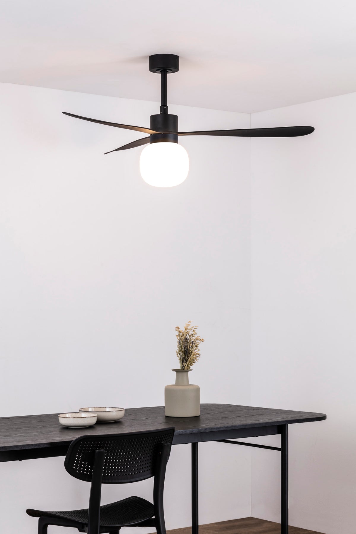 Ventilador de techo LED Faro Amelia L Ball Negro WIZ - Ref. 33761WW-26. Diseño moderno, motor DC silencioso, luz cálida 2700K, control WIZ. Ideal para estancias de hasta 13m².
