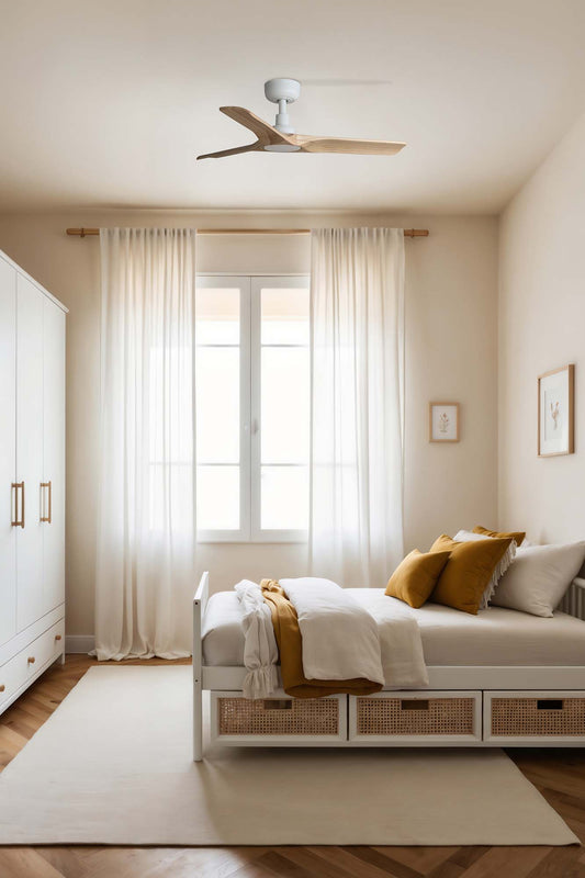 Ventilador Heywood S fabricado en pino y acero blanco mate