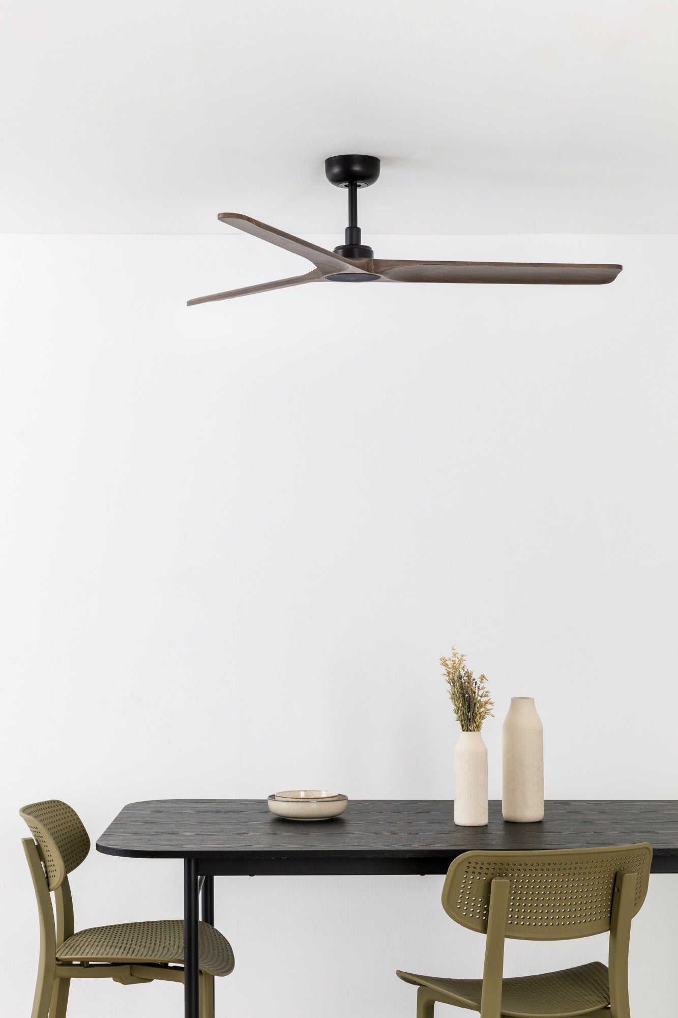 Ventilador HEYWOOD L fabricado en Acero color Negro Mate y madera de Pino color Nogal Oscuro