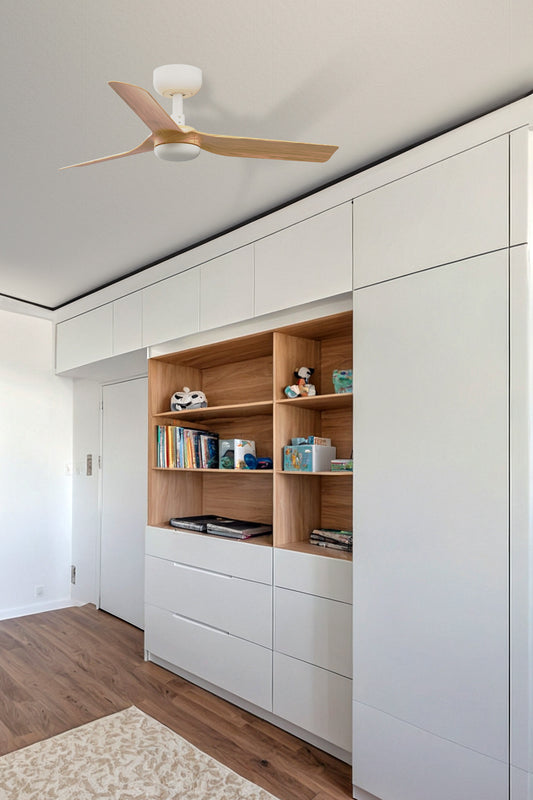 Ventilador fabricado en acero color blanco y palas en arce, ideal para hogar moderno