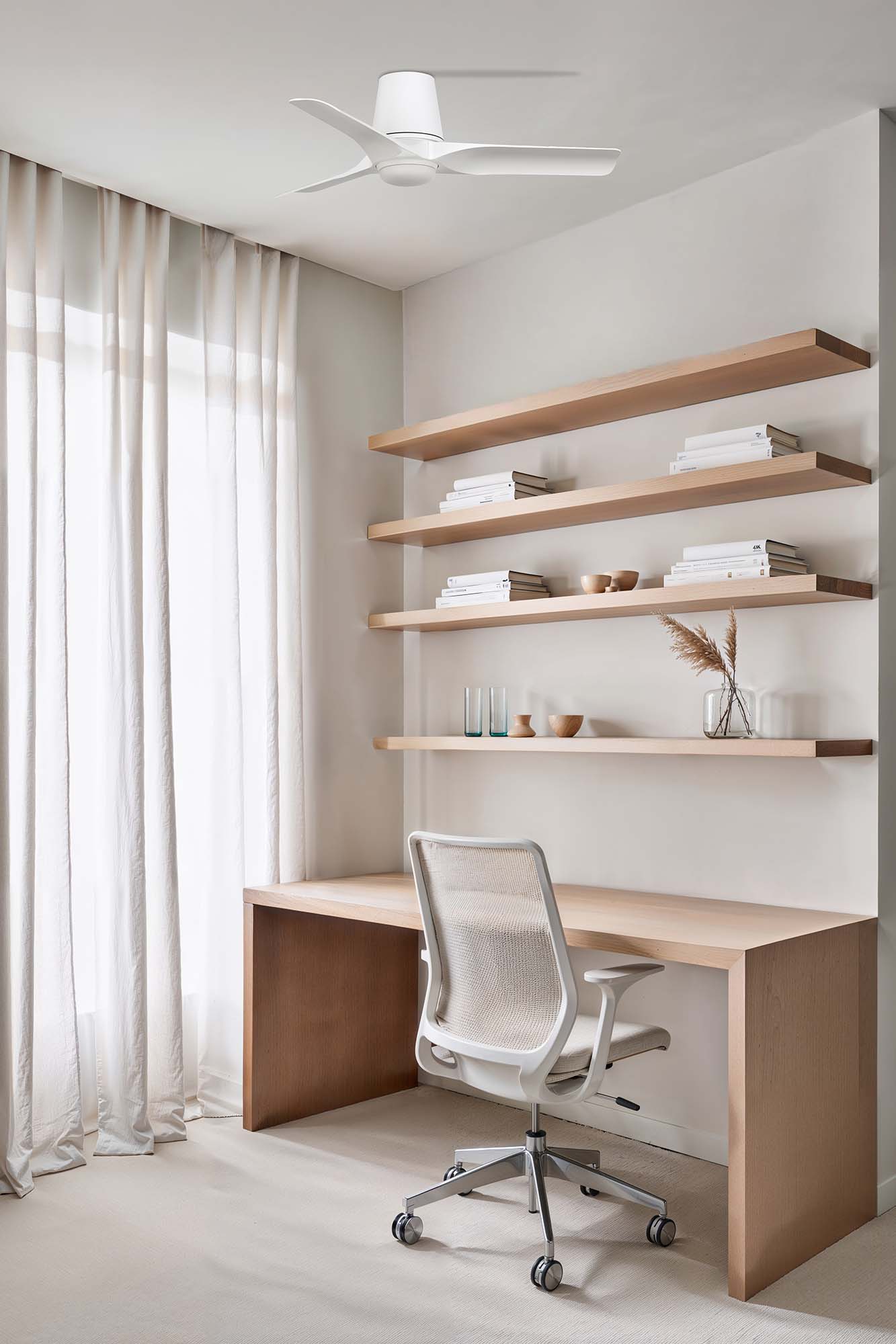 Ventilador de techo LED FARO HEY TUB LED S 33826-1TW, diseño moderno blanco/madera clara, serie 3330,  motor DC silencioso, 3 aspas, luz integrada regulable. LuzGuru.
