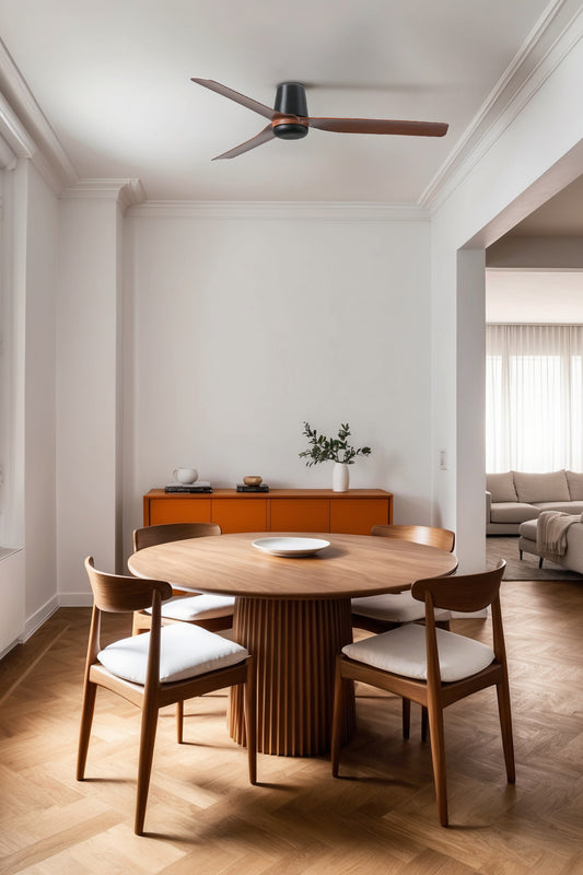 Ventilador de techo fabricado en aluminio color negro y madera de nogal