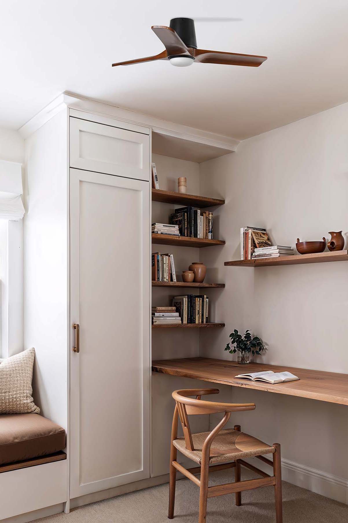 Ventilador de techo Heywood Tub fabricado en aluminio color negro mate y nogal oscuro