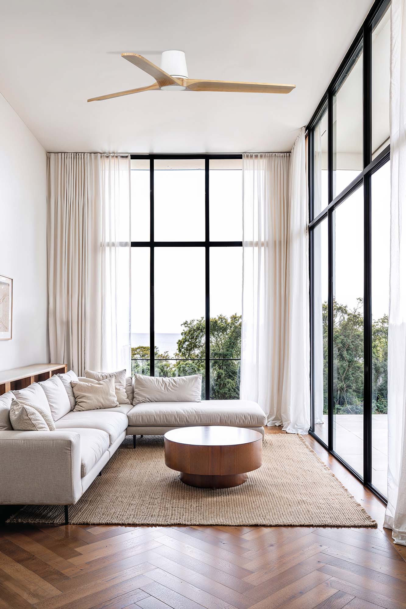 Ventilador de techo fabricado en pino color blanco, ideal para un ambiente moderno y natural