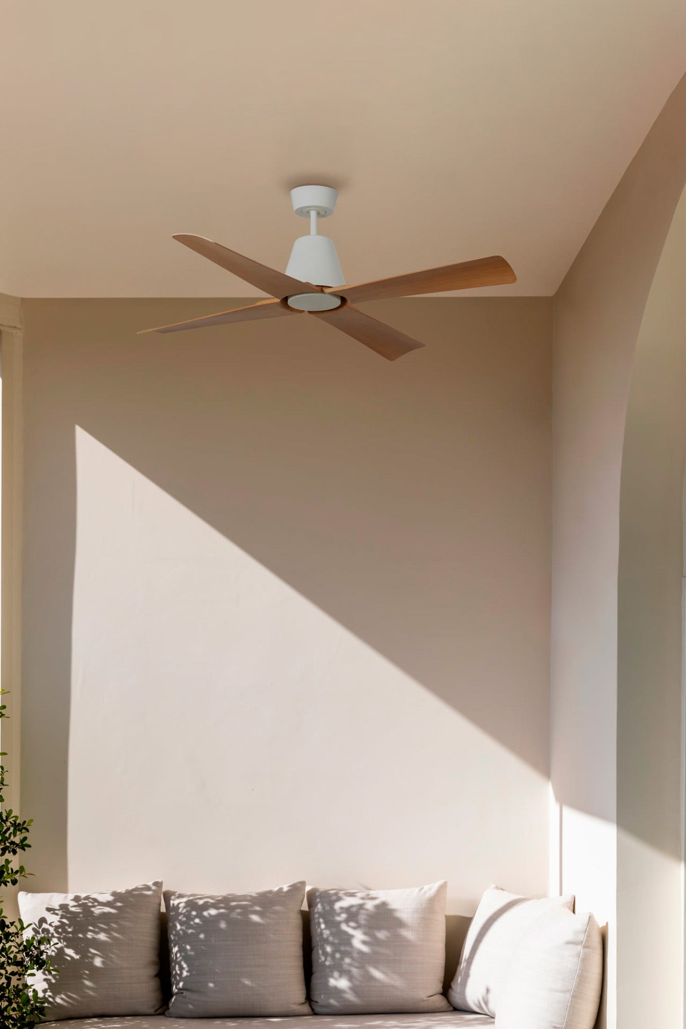 Ventilador TYPHOON M fabricado en acero color blanco y madera arce
