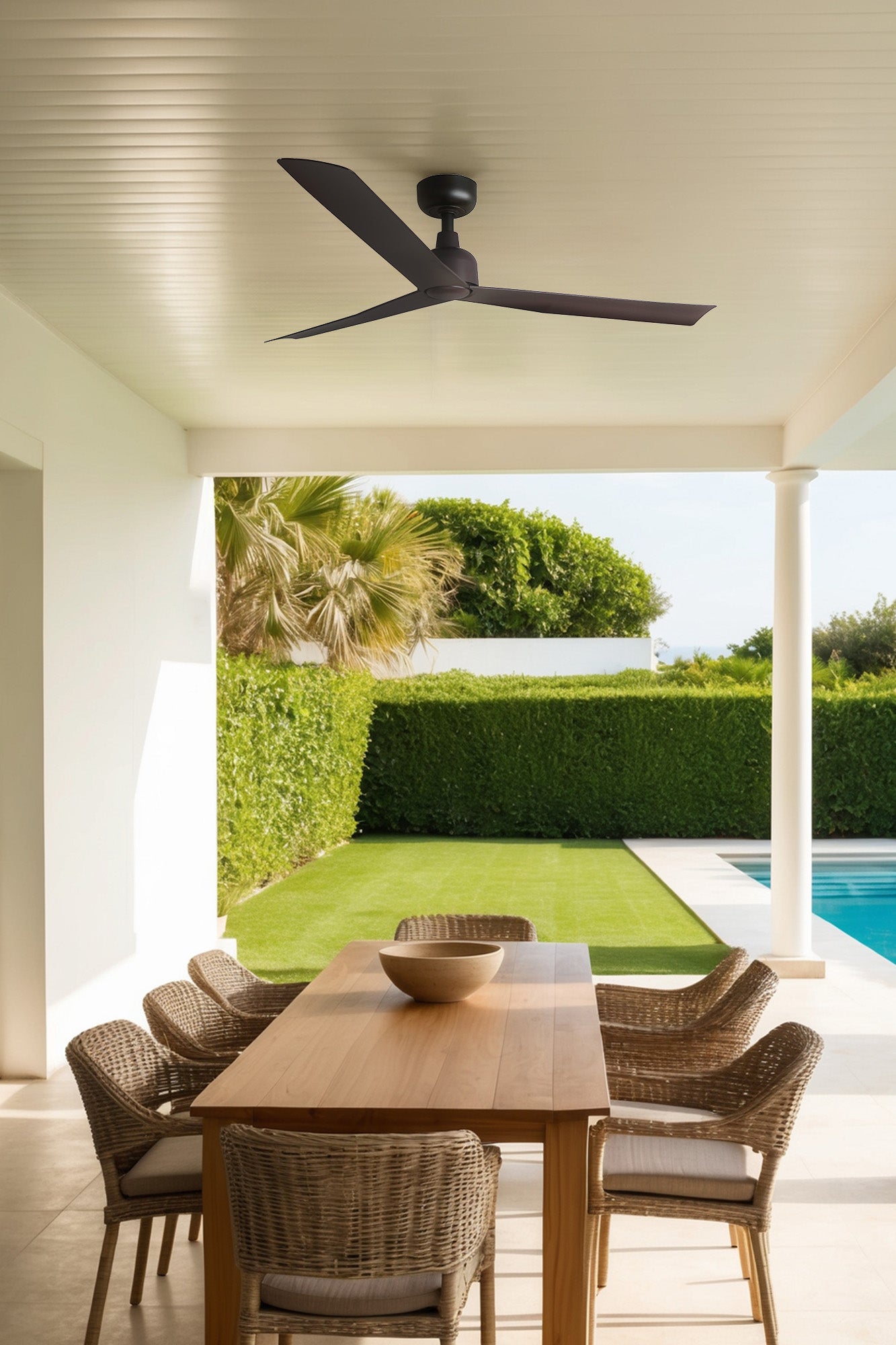 Ventilador MARINE M fabricado en acero color marrón oscuro, con aspas de ABS.