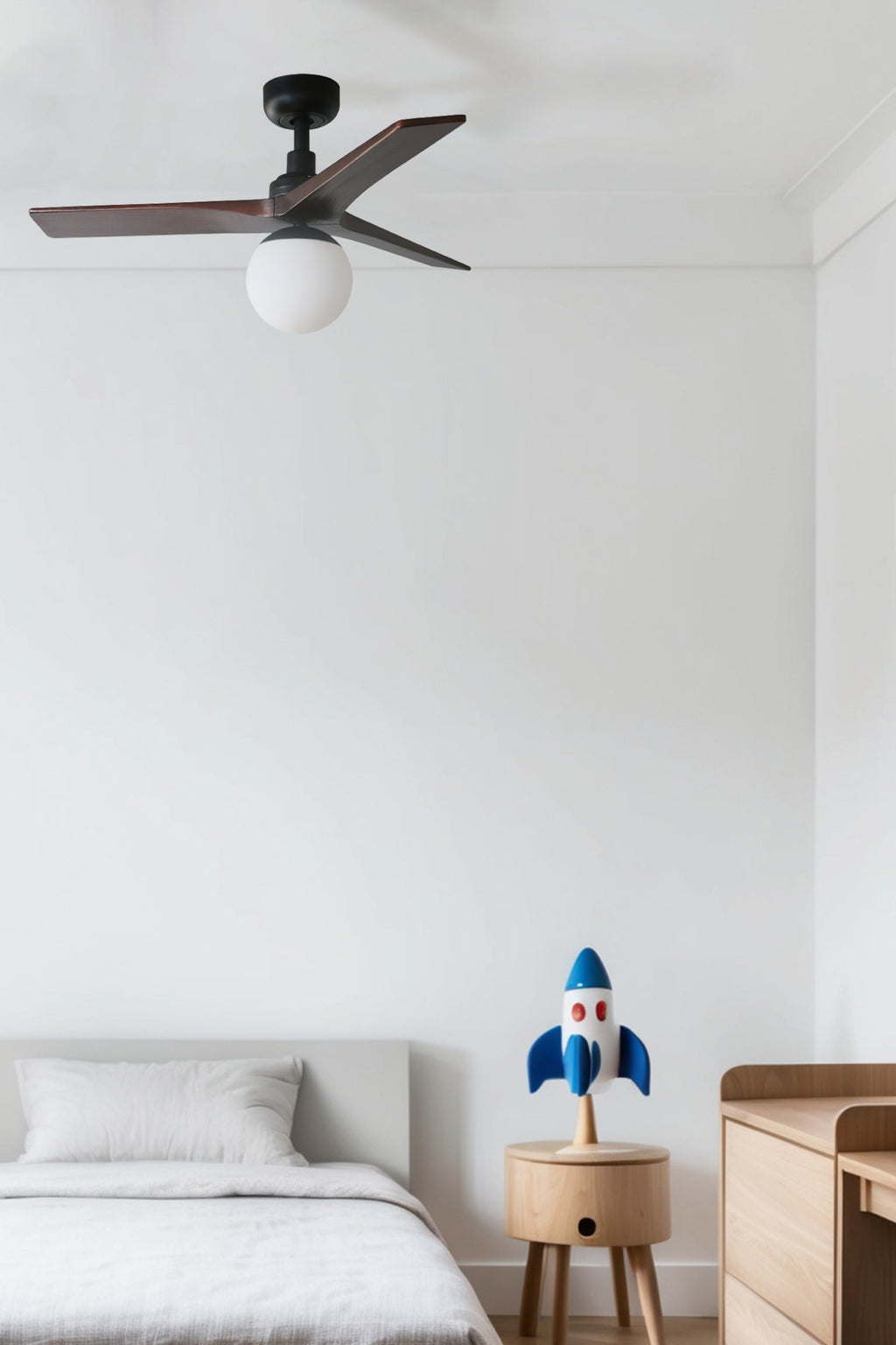 Ventilador de techo FARO KLIM S 34278WT-11L, diseño elegante negro/nogal, serie 3429, con luz E27 y sistema TUYA.
