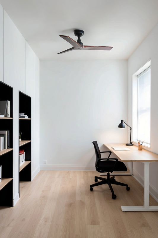 Ventilador KLIM S fabricado en acero color negro mate y madera de nogal oscuro