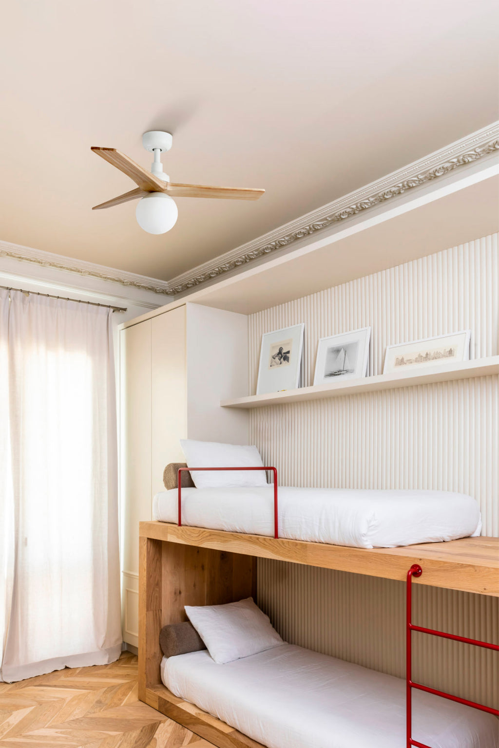 Ventilador de techo FARO KLIM S (Ref. 34281-11L) - Serie 3429.  Diseño moderno blanco/madera roble, 6 velocidades, mando a distancia incluido. Ideal para habitaciones de hasta 13m².
