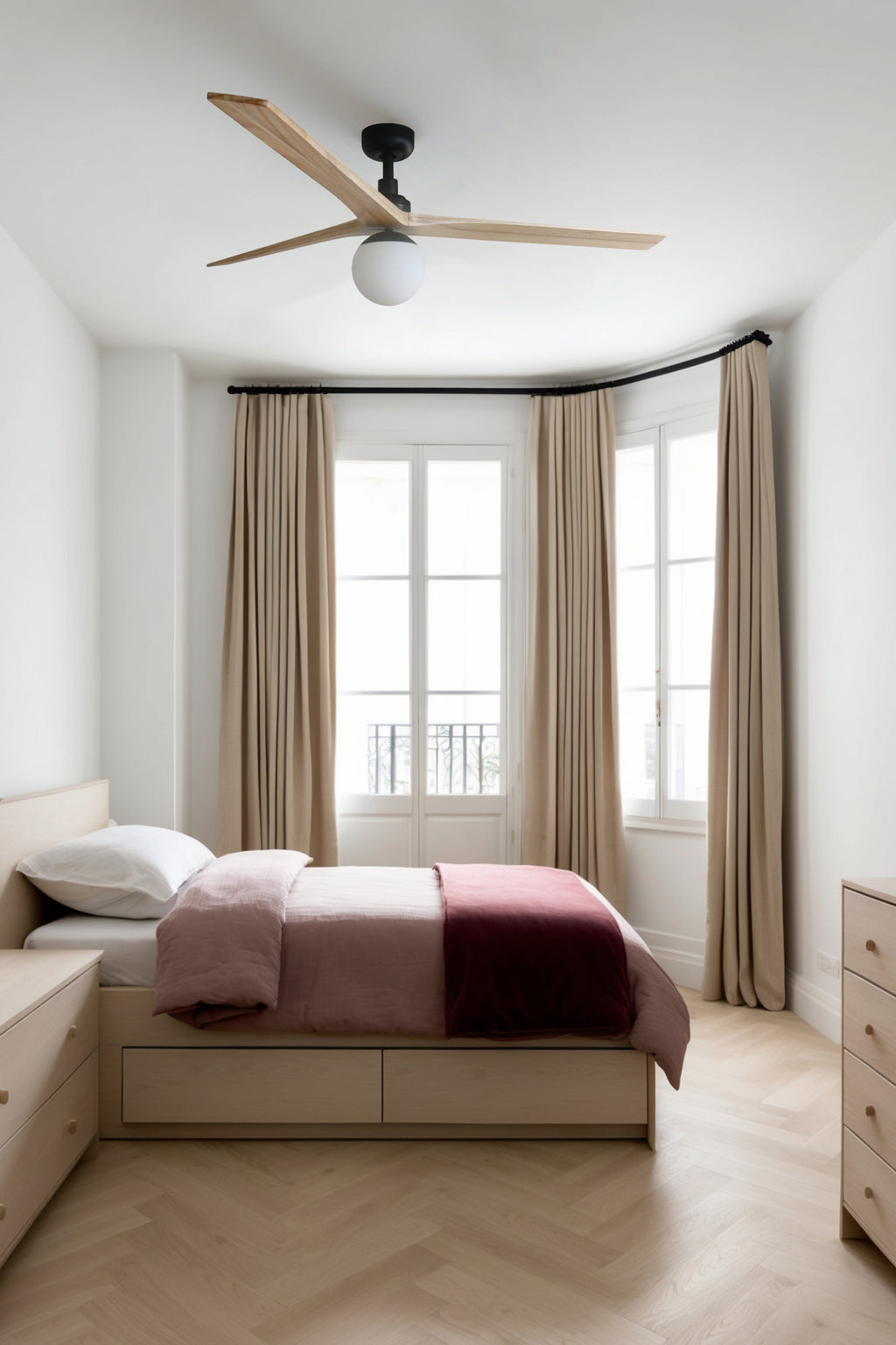 Ventilador de techo FARO KLIM L (34282WT-11L) - Negro mate con aspas de madera de pino, diseño moderno y elegante para cualquier estancia.  Incluye luz E27 y sistema TUYA inteligente.
