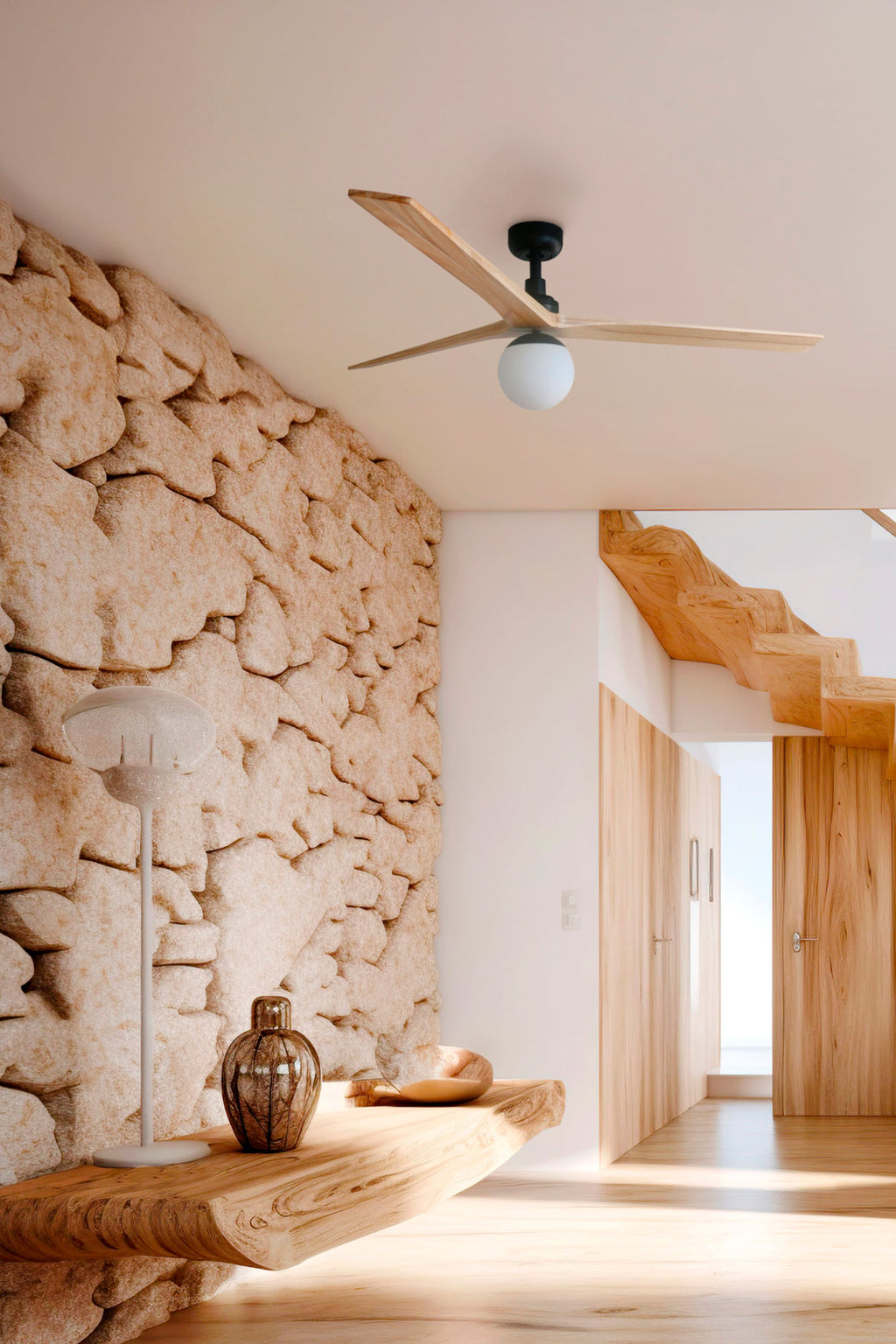 Ventilador de techo con luz FARO KLIM M (34283WT-11L) - Negro mate/Pino, diseño elegante y compacto, serie 3429, sistema TUYA inteligente, 6 velocidades, motor DC.
