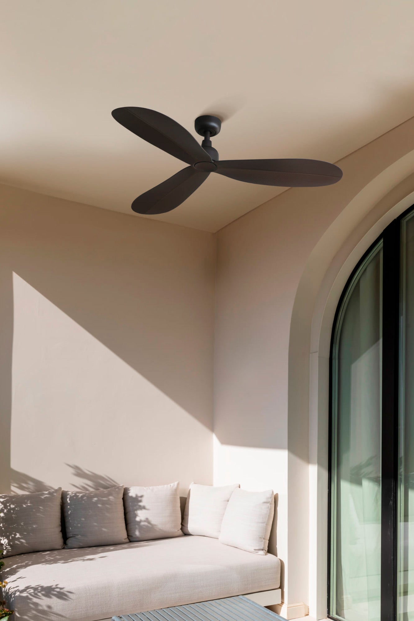 Ventilador Palma M fabricado en Acero color Marrón Oscuro
