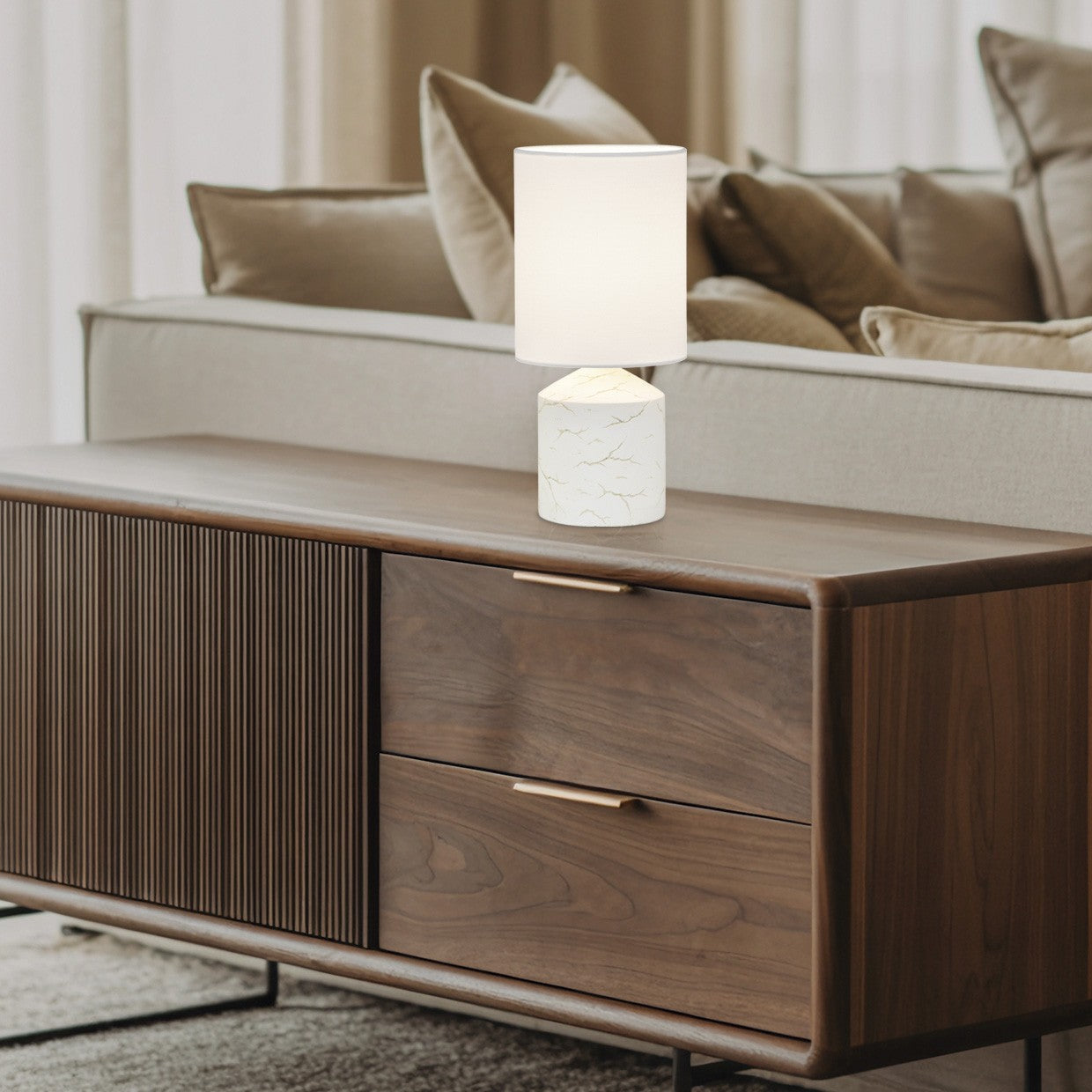 Lámpara Sobremesa Kitsu blanca en ambiente de dormitorio - Decoración minimalista