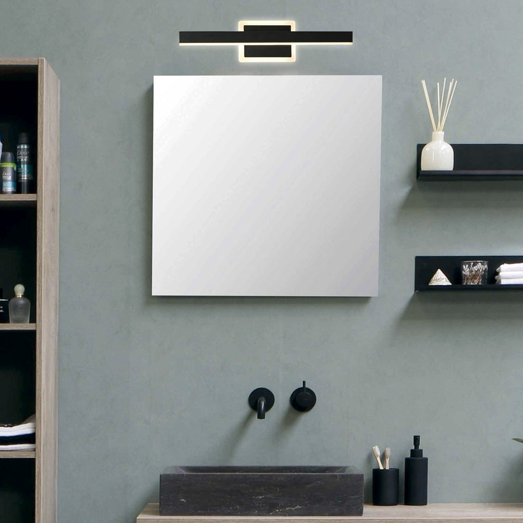 Aplique LED Rialto negro instalado sobre espejo en baño - Ambiente real