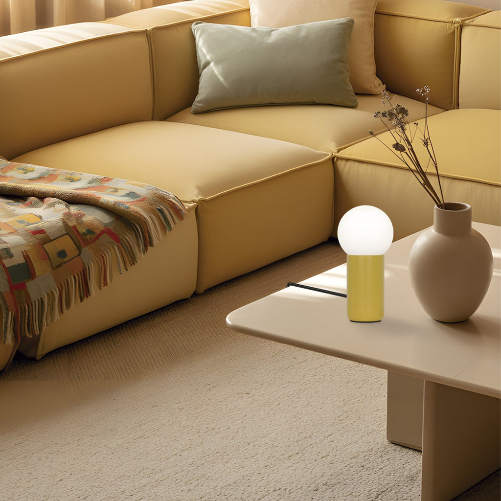 Lámpara sobremesa Mint amarilla instalada en mesa de salón - Ambiente decorado
