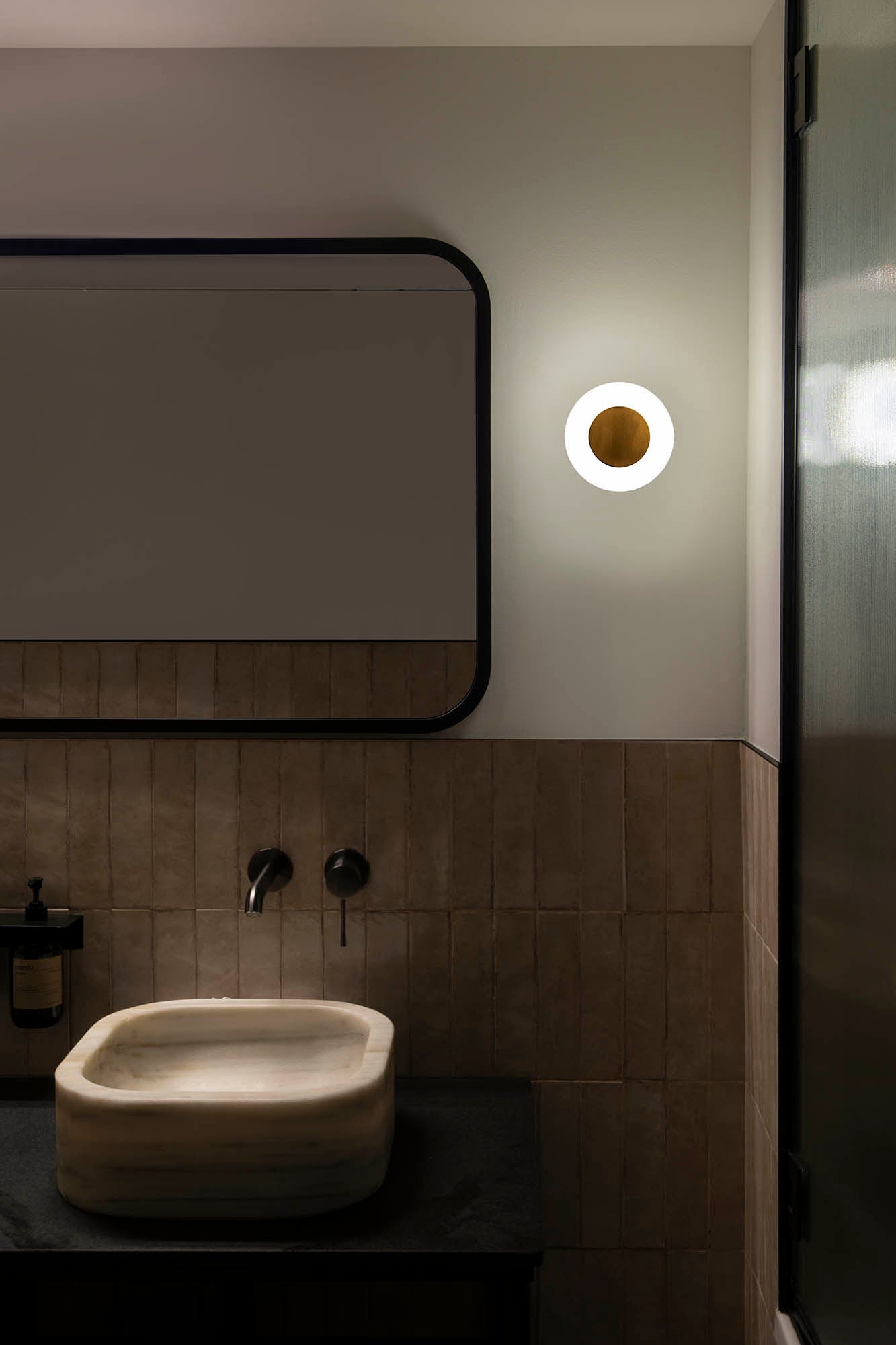 Aplique MOY fabricado en Acero color Oro, ideal para iluminar tu hogar