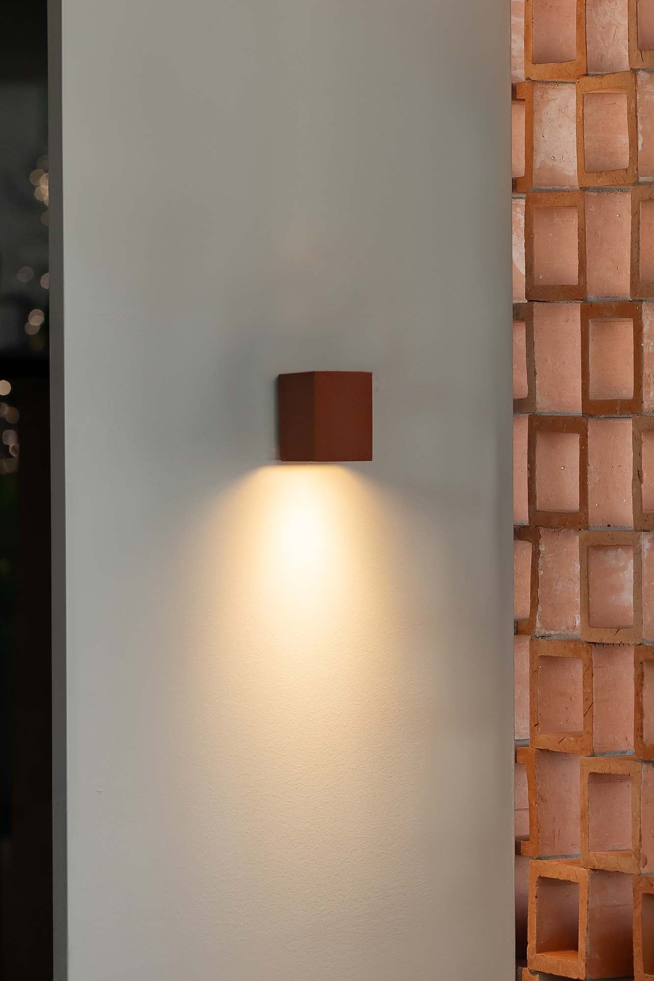 Aplique LUNE fabricado en terracota color terracota, ideal para iluminar interiores con estilo