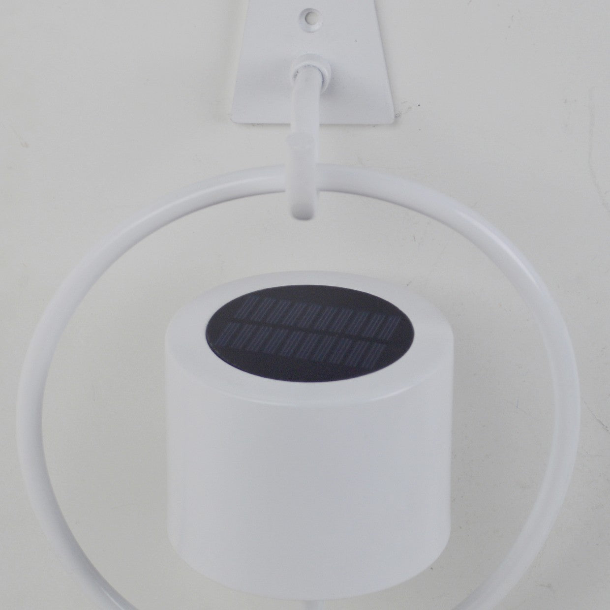 Aplique solar Bolano instalado en pared exterior - Ambiente jardín