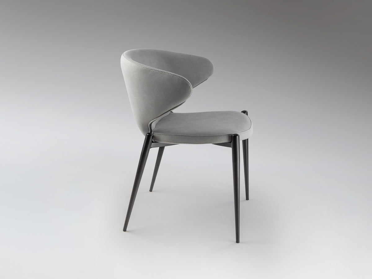 Silla Alize Gris Claro con Estructura Negra Mate Schuller en ambiente decorado | Schuller