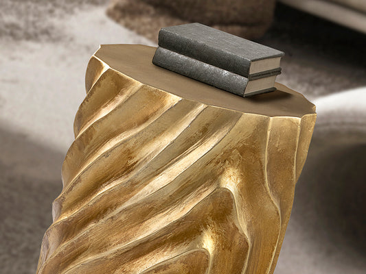 Mesita Auxiliar Torsa 38x38x55,8 cm Oro Patinado Schuller en ambiente decorado | Schuller