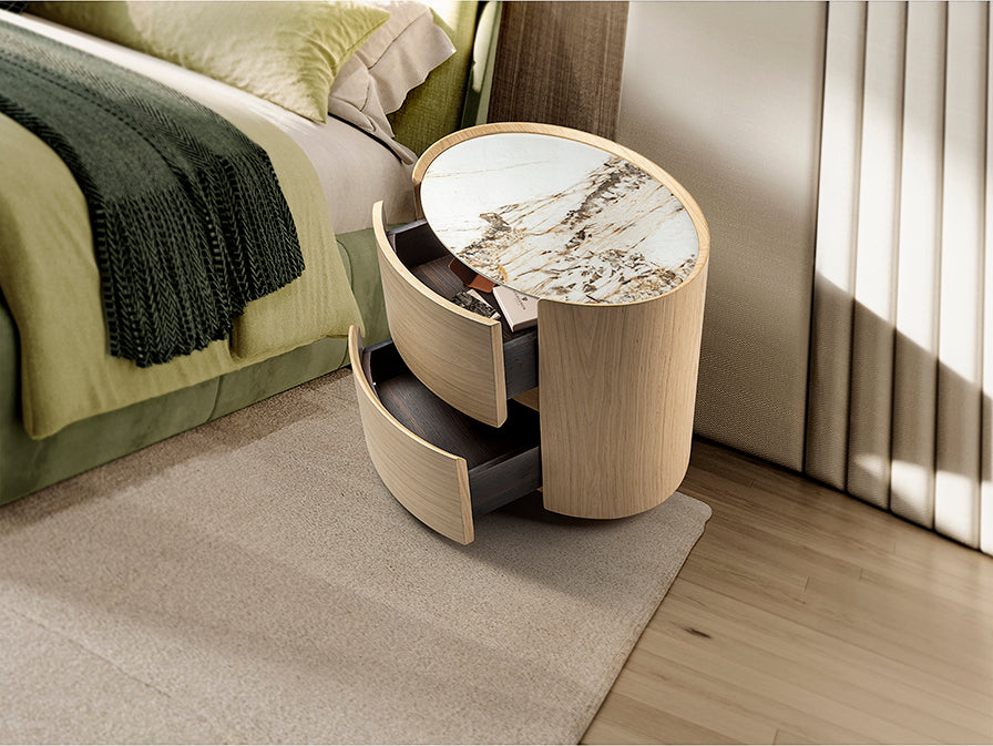 Mesita de Noche Ovalada Enoc 60 cm Roble Claro y Mármol Schuller en ambiente decorado | Schuller