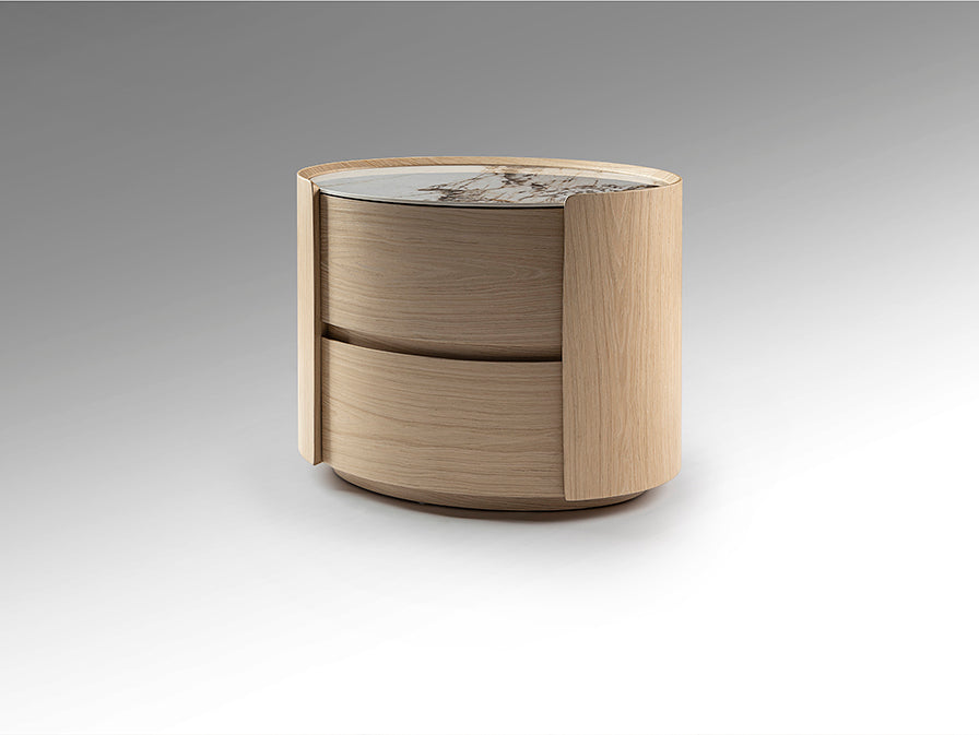 Mesita de Noche Ovalada Enoc 60 cm Roble Claro y Mármol Schuller en ambiente decorado | Schuller