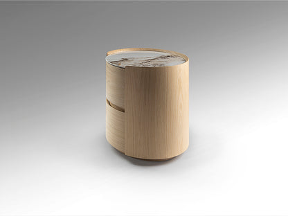 Mesita de Noche Ovalada Enoc 60 cm Roble Claro y Mármol Schuller en ambiente decorado | Schuller