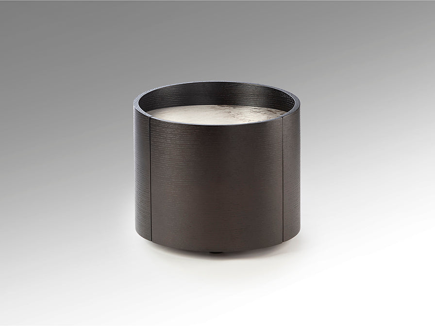 Mesita de Noche Redonda Iza 50 cm Negro con Tapa Mármol Schuller en ambiente decorado | Schuller