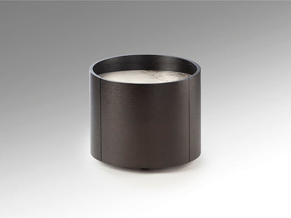 Mesita de Noche Redonda Iza 50 cm Negro con Tapa Mármol Schuller en ambiente decorado | Schuller