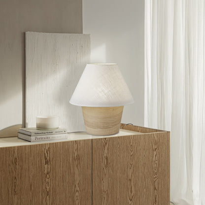 Lámpara sobremesa Carlo instalada en mesita de noche - Ambiente decorado