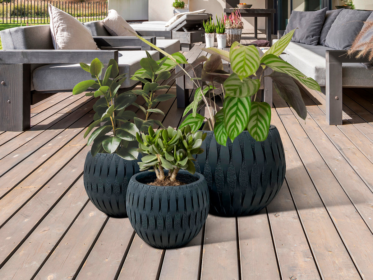 Set de 3 Maceteros Yuca Negro Patinado Fiberclay Schuller en ambiente decorado | Schuller