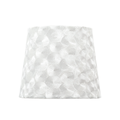 Pantalla Fátima E27 40cm de Fabrilamp, color blanco nacarado, material textil, diseño elegante.