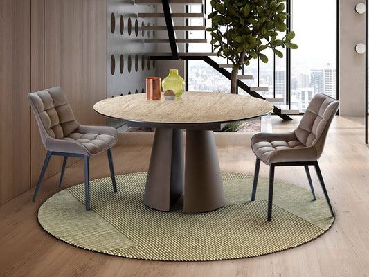 Mesa de Comedor Redonda Samara 138 cm Travertino y Marrón Schuller en ambiente decorado | Schuller
