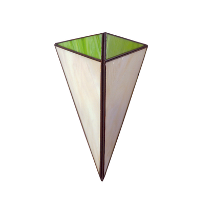 Aplique Piramide Fabrilamp / Abrila fabricado en material resistente color verde pistacho, ideal para decoración rústica.